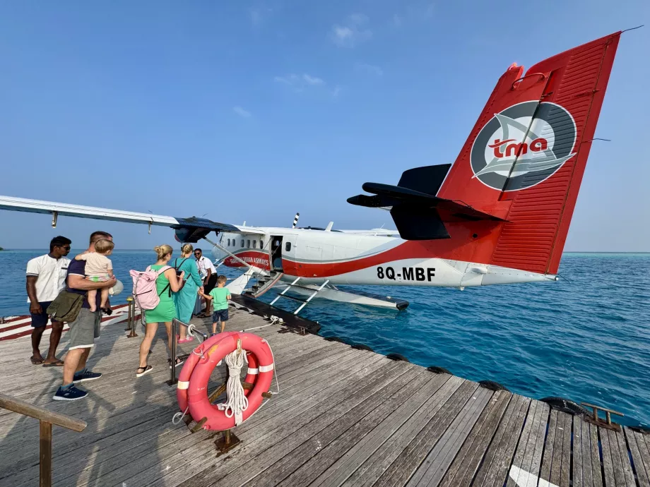 Abordar un avión en medio del mar
