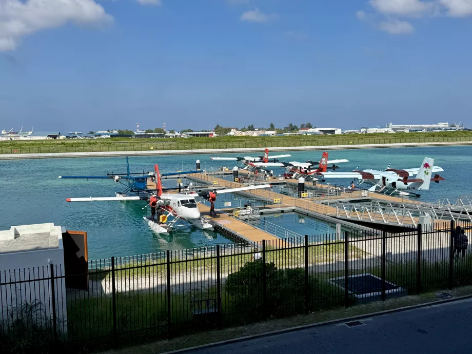 Hidroaviones de Trans Maldivian Airways vistos desde la sala VIP