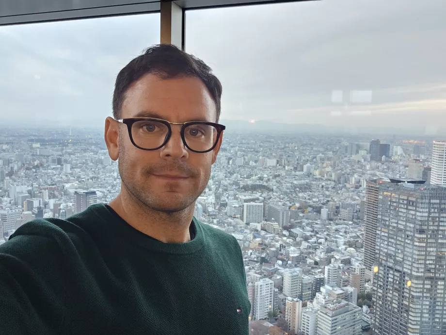 Yo en el edificio del Gobierno Metropolitano de Tokio