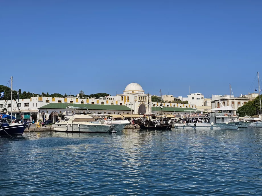 Nea Agora y el puerto de Mandraki