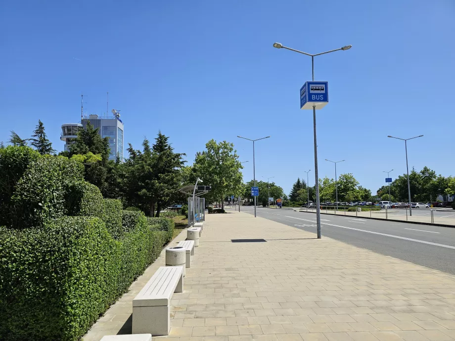 Parada de autobús en la terminal - línea 15 hacia Sarafovo, línea 15A hacia el centro de Burgas