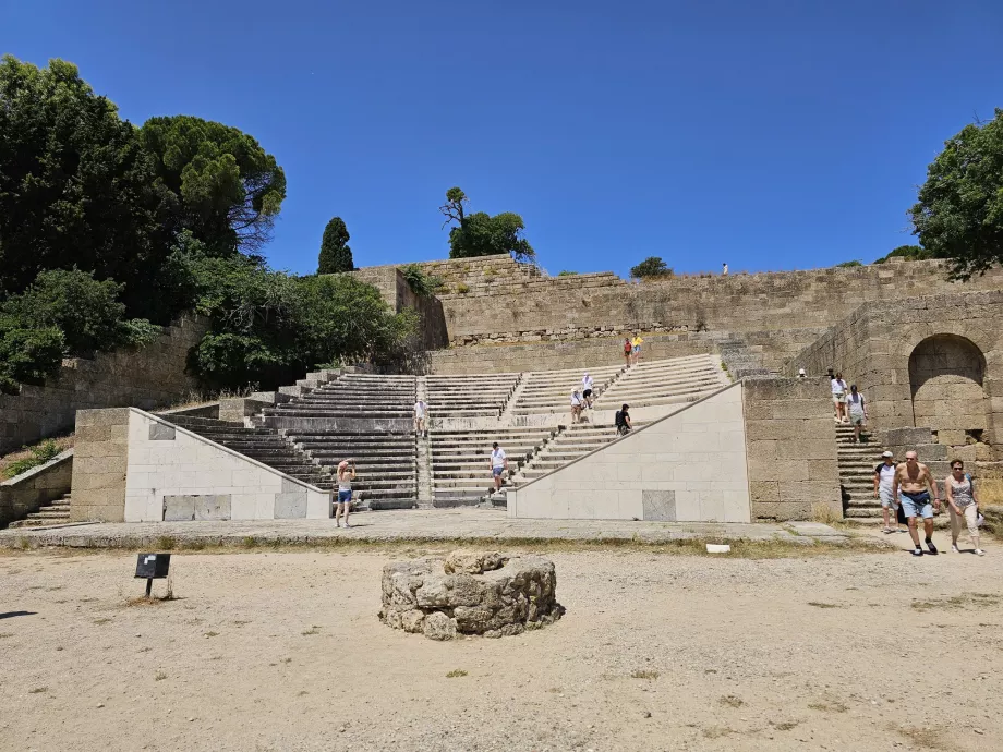 Acrópolis de Rodas, anfiteatro