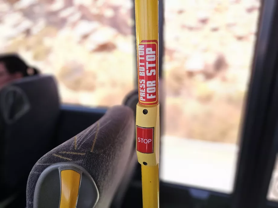 Botón de parada en los autobuses KTEL