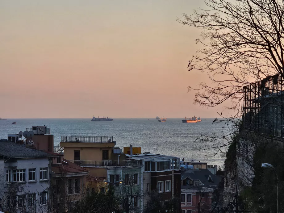 Vista desde las calles bajo la Mezquita Azul