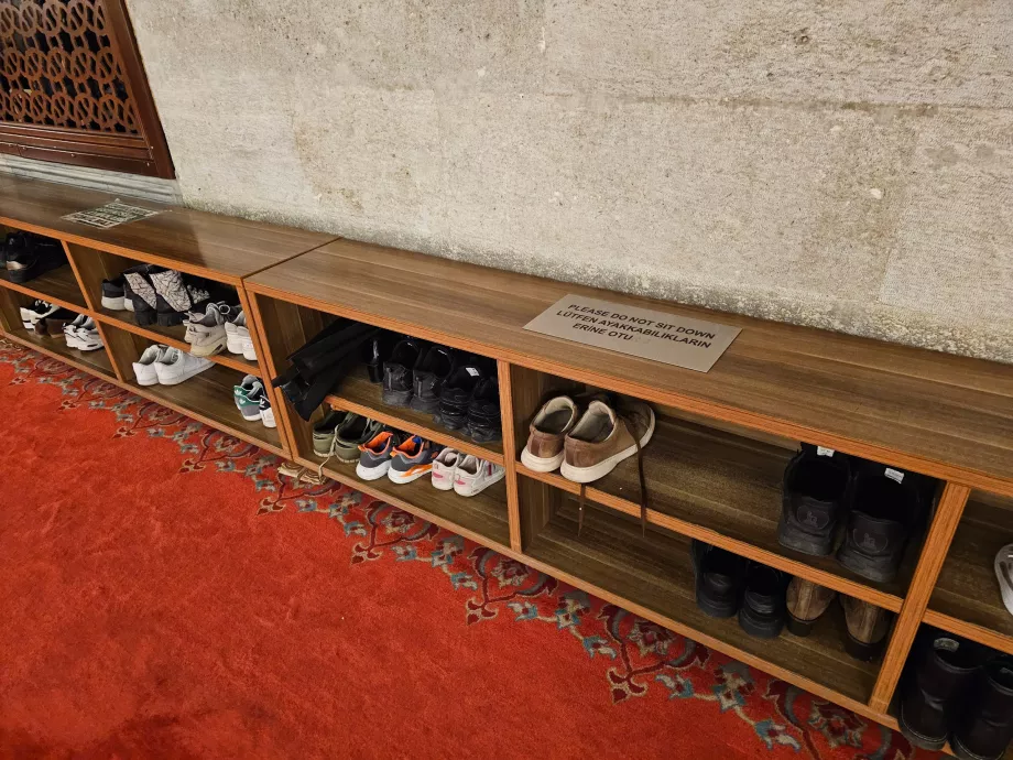 Mezquita de Solimán, zona de zapatos