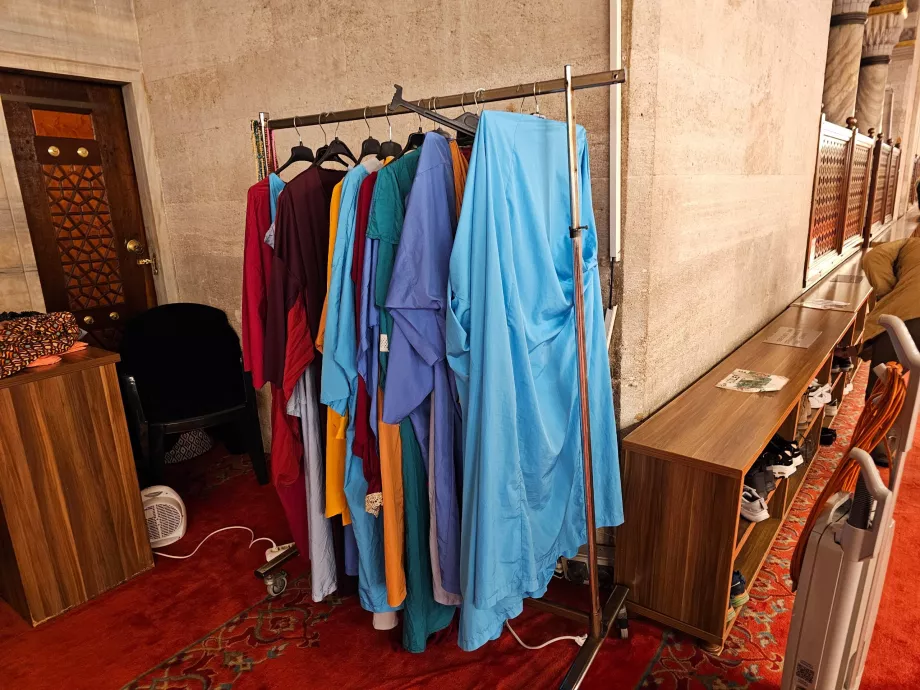 Mezquita de Solimán, alquiler de albornoces