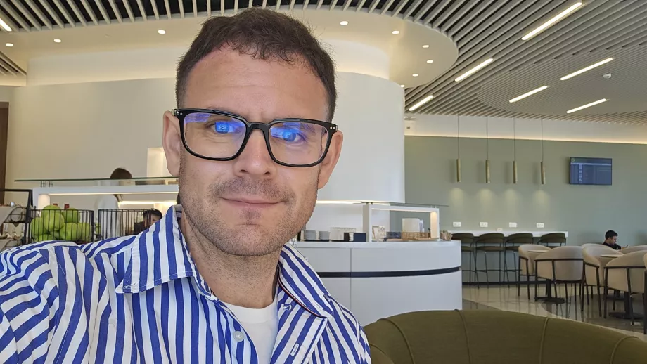 Christopher en la sala de espera de Globair, en el aeropuerto de Rodas