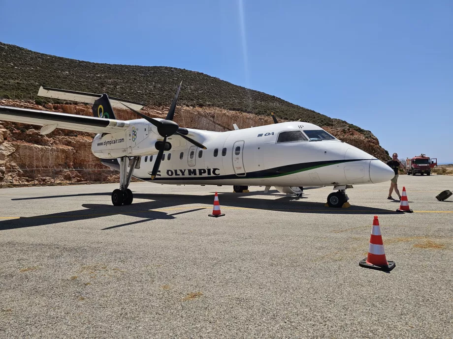 Dash 8-100 en el aeropuerto de Kateslorizo