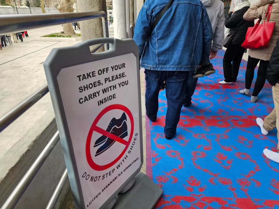 Mezquita Azul, información sobre cómo descalzarse