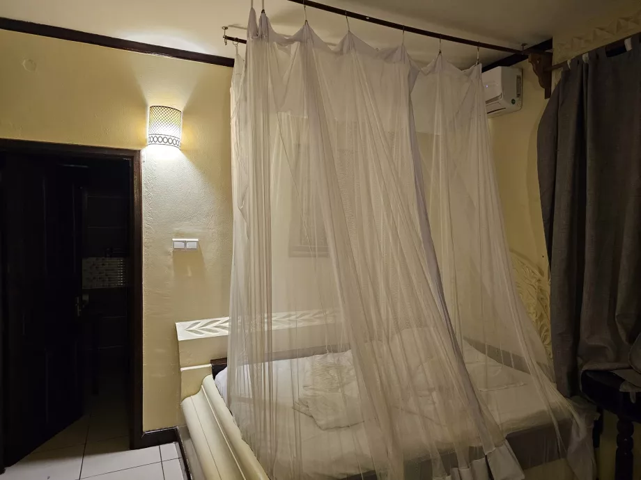 Mosquitera sobre la cama