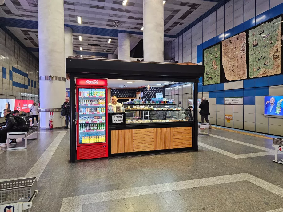 Refrescos y cafetería en el andén del metro