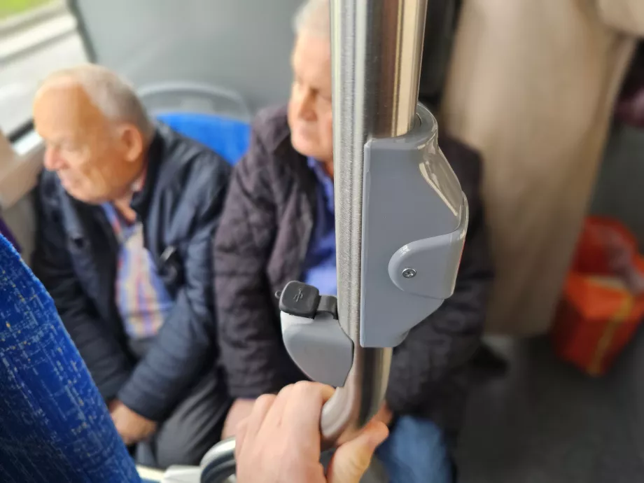 Puertos USB y botón "Stop