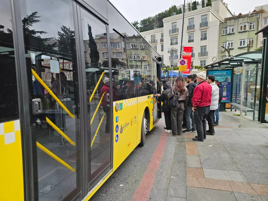 Abordar el autobús únicamente por la puerta delantera