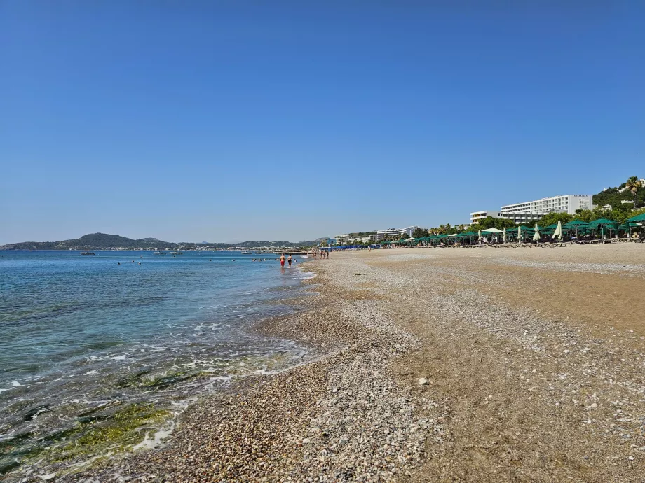 Playa principal de Faliraki, a las afueras de la ciudad