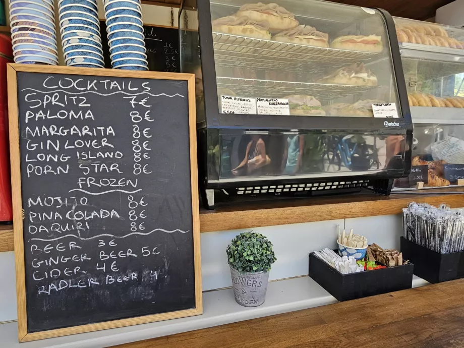Precios de los refrescos en la playa de Anthony Quinn