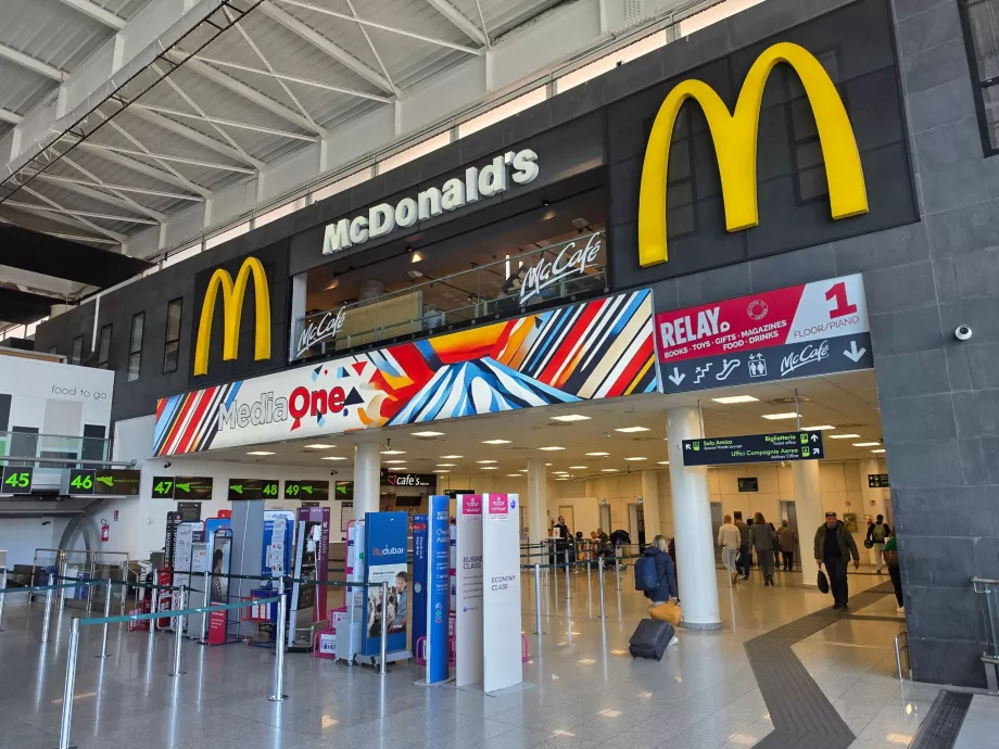 McDonald's, Terminal A, Salidas (zona pública)