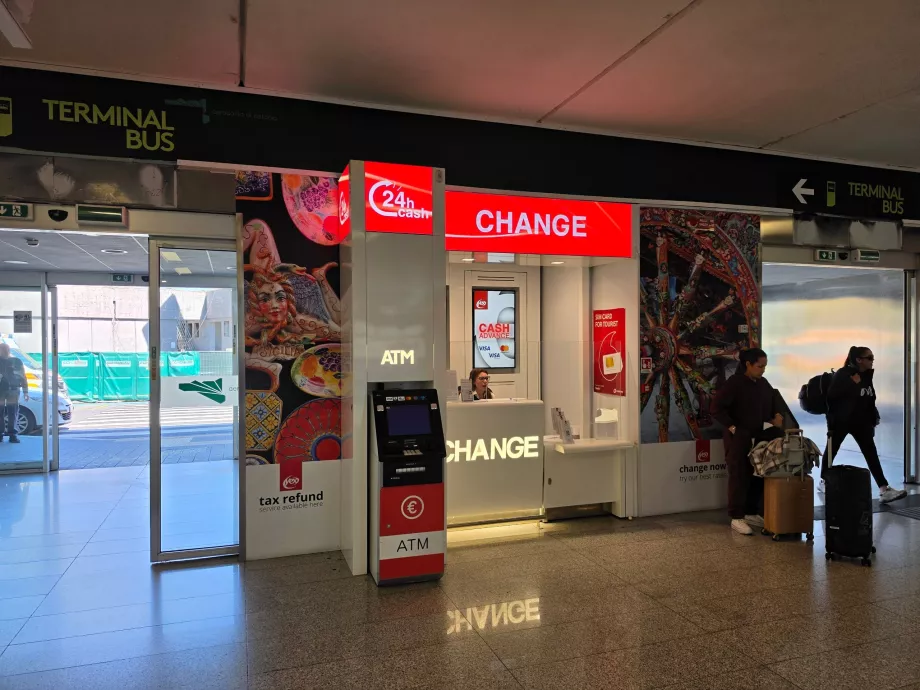 Cambio de divisas en la Terminal A