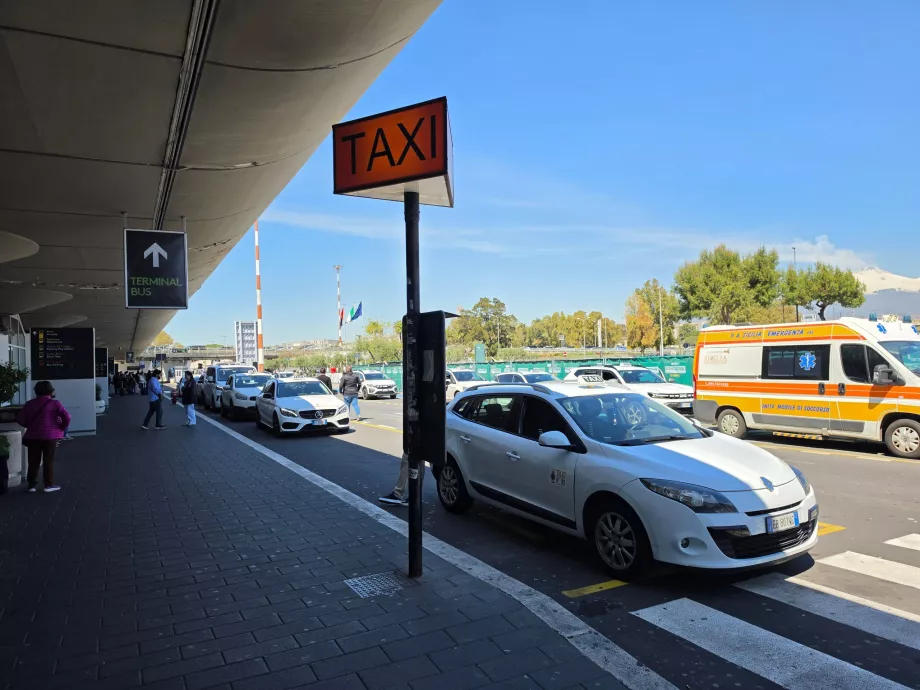 Parada de taxis frente a la terminal