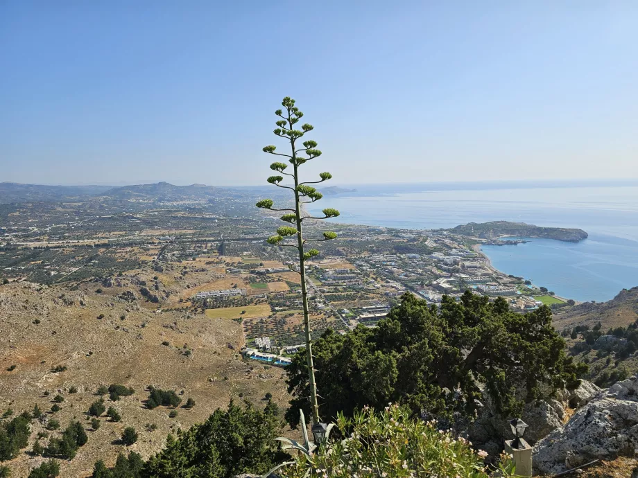 Vista desde el Monasterio de Nuestra Señora sobre la estación de Kolymbia