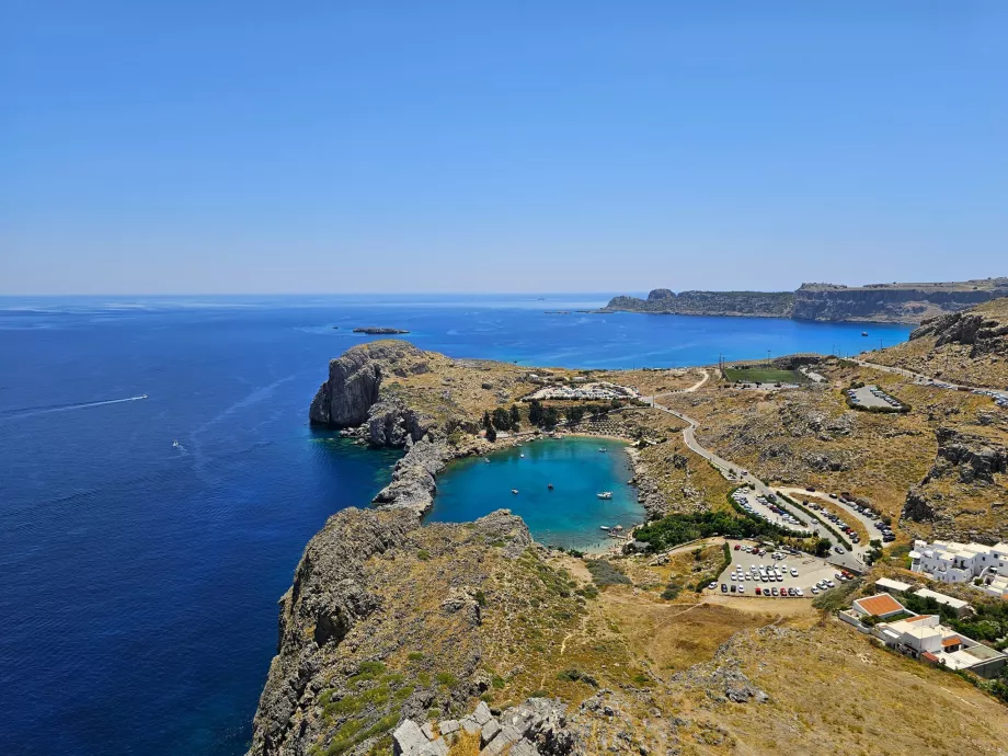 Vista de la bahía de San Pablo desde la acrópolis de Lindos