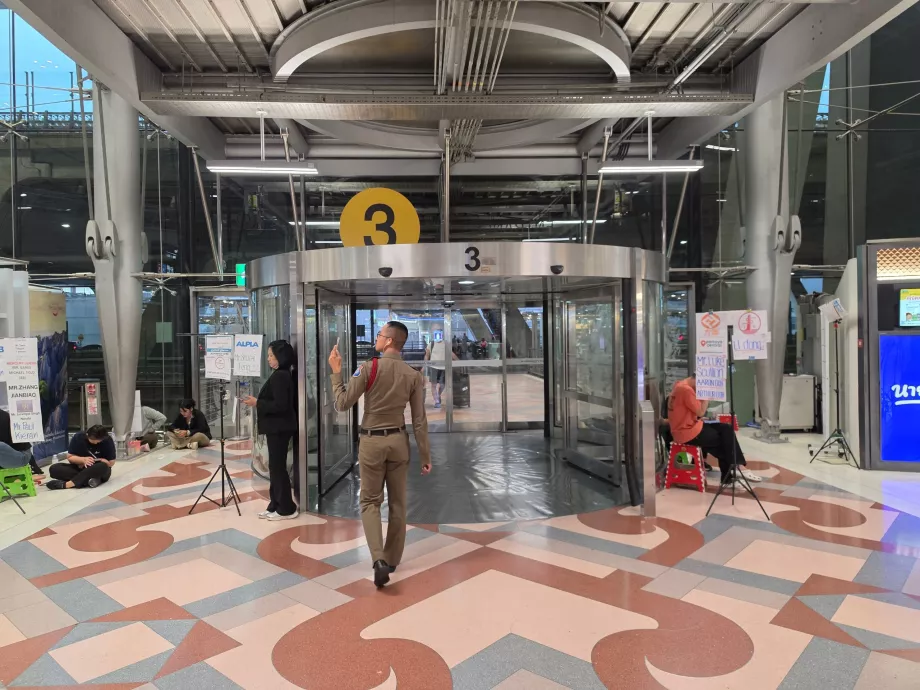 Salida hacia el autobús de enlace en el aeropuerto de BKK