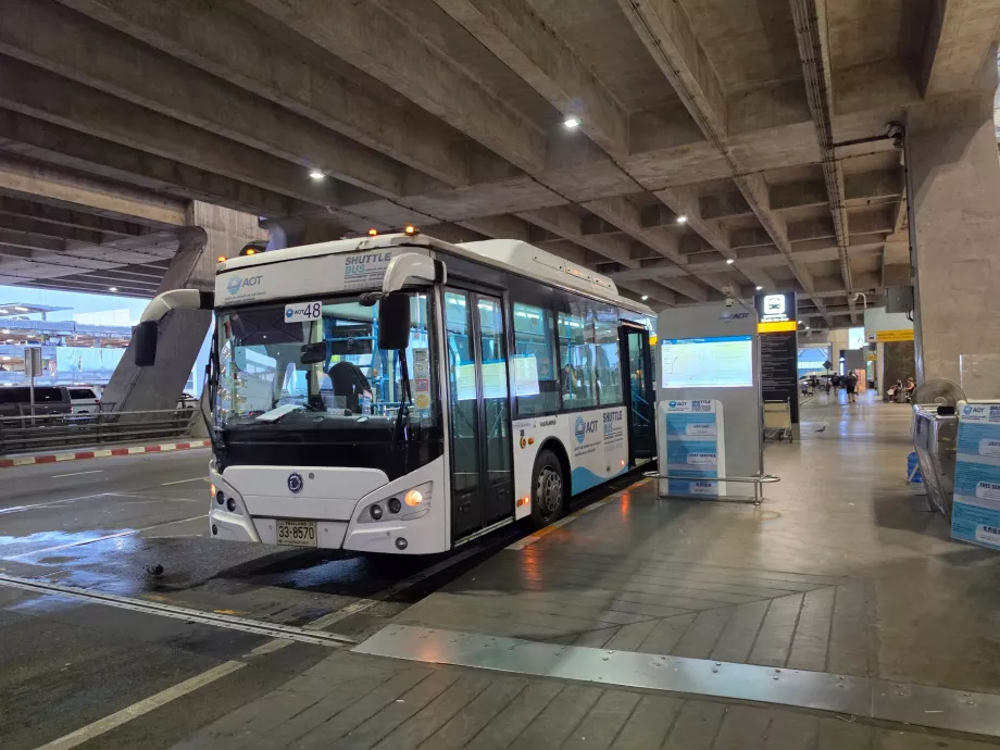 Parada del autobús lanzadera en el aeropuerto de BKK