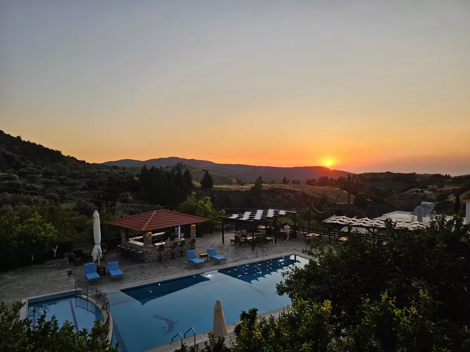 Puesta de sol en el pueblo de Empona