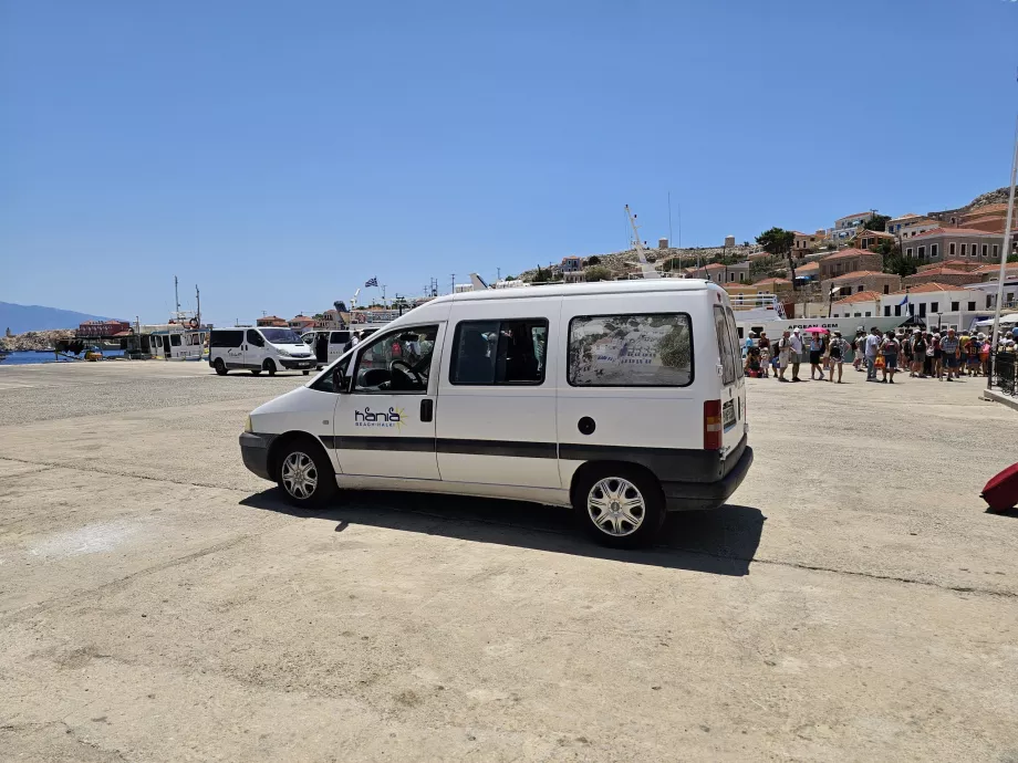 Minibús en dirección a la playa de Kania