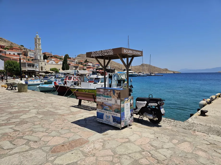 Ofertas de excursiones, puerto de Chalki