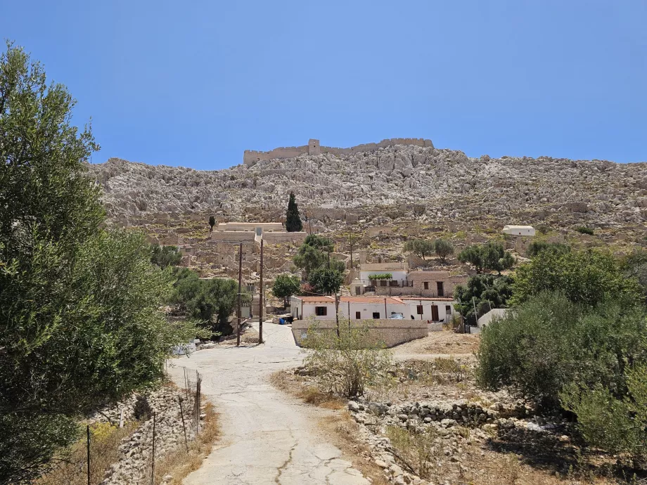 El pueblo de Chorio bajo el castillo de Chalki