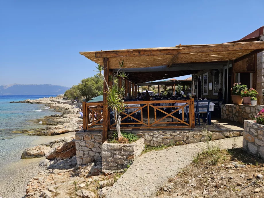 Restaurante en la playa de Ftenagia