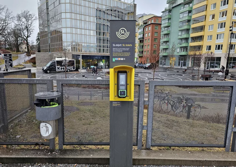 Lector en la parada del tranvía