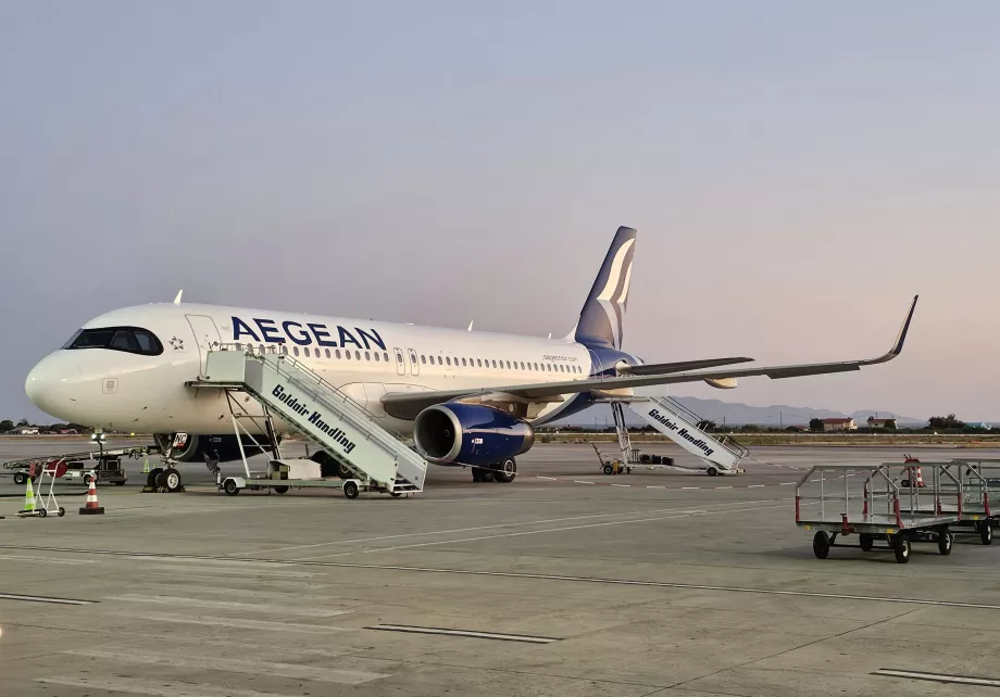 Airbus A320 en el aeropuerto de Rodas