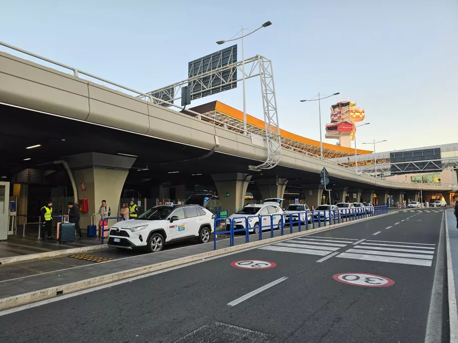 Parada de taxis justo delante de la terminal