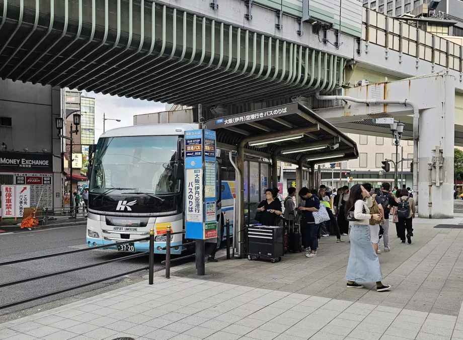 Parada de autobús en la estación de Namba