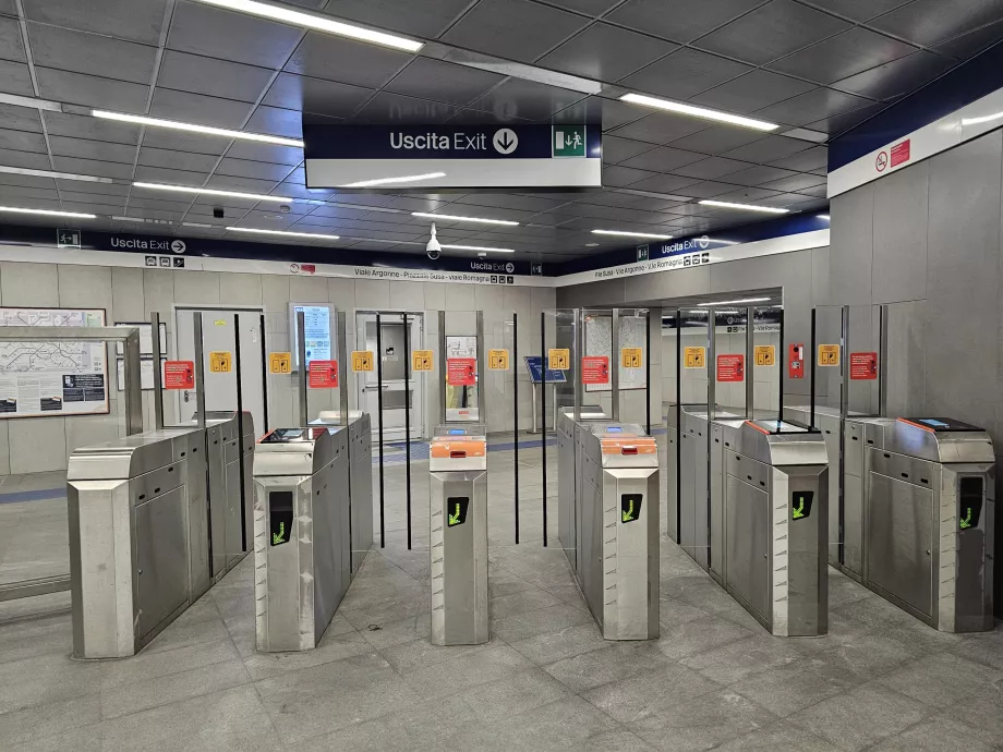 Torniquetes a la salida del metro