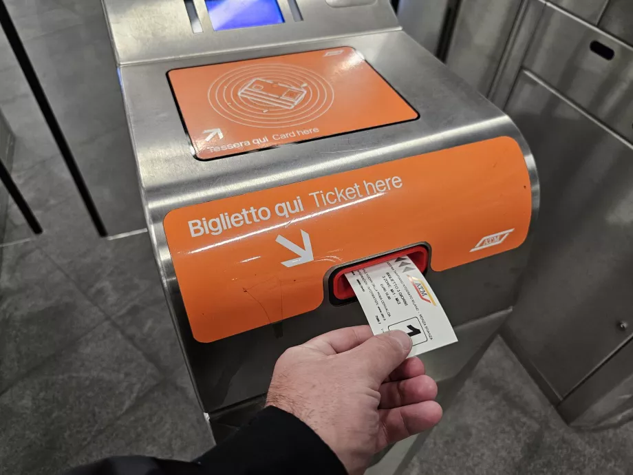 Introducir un billete en el torniquete