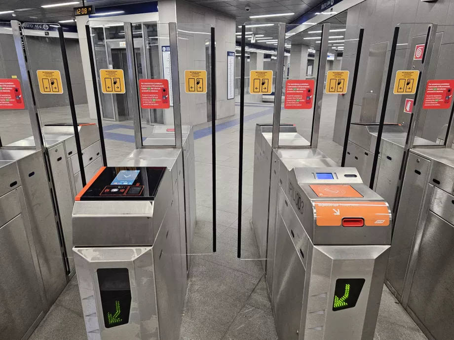En el torniquete de la izquierda para el pago con tarjeta sin contacto, en el de la derecha para los billetes de papel