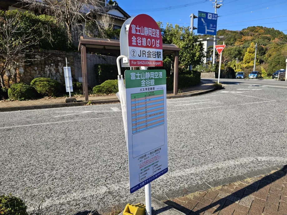 Parada de autobús junto al tren