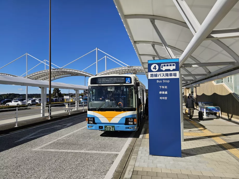 Parada de autobús frente a la terminal