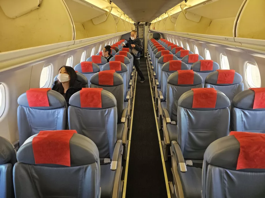 Interior del Embraer 170, Fuji Dream Airlines