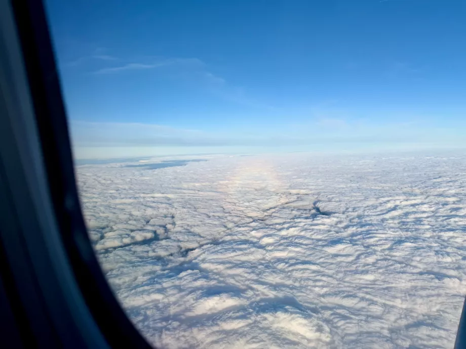 Círculo de nubes y arco iris