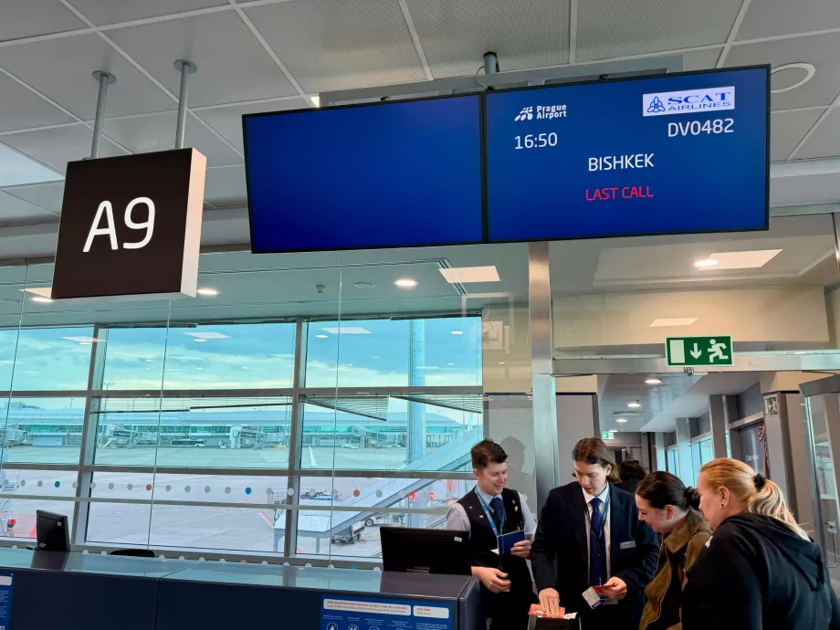 Embarque en el vuelo a Sanya vía Bishkek