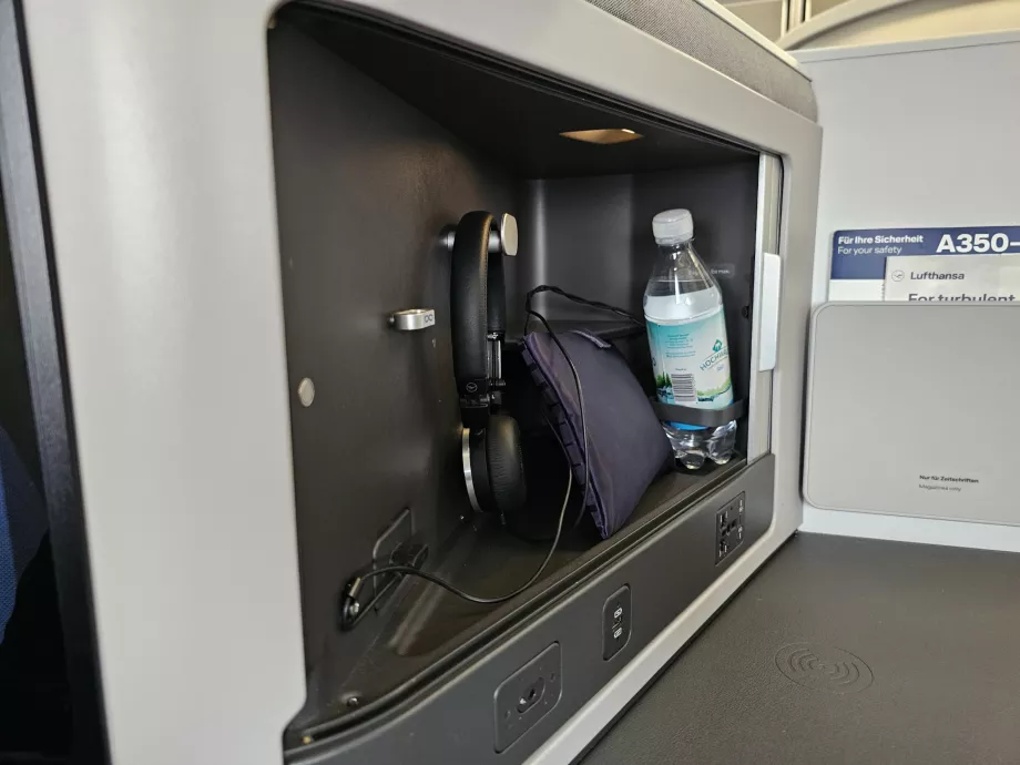 Auriculares, agua y kit de amenities