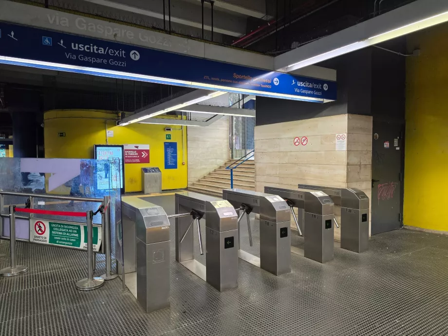 Salida de la estación de metro