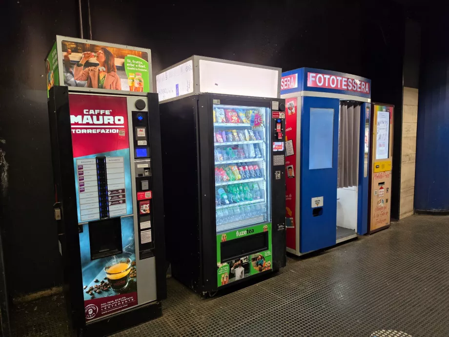 Máquinas expendedoras y fotos en las estaciones de metro