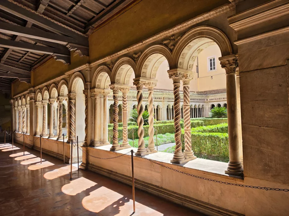 Basílica de San Pablo tras las murallas, patio del monasterio
