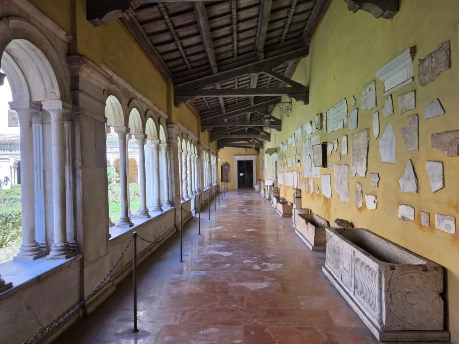 Basílica de San Pablo tras las murallas, patio del monasterio