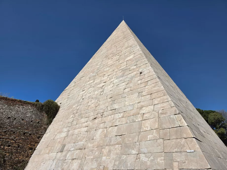 Pirámide de Caio Cestio