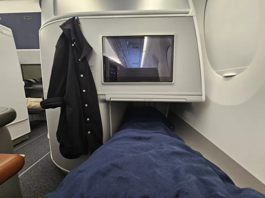 Tumbado en un asiento plegable